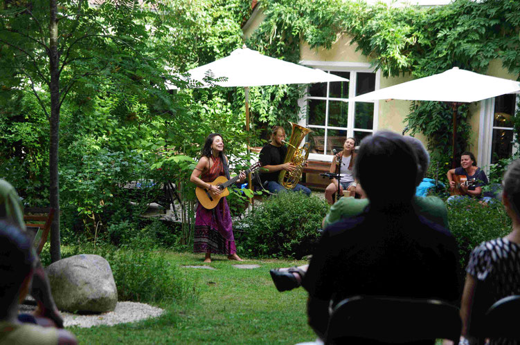 Gartenkonzert zum 20 jährigen Jubiläum des Praxisraums für Lebenskunst, 2025 mit der Band, Lindenbar im Mai