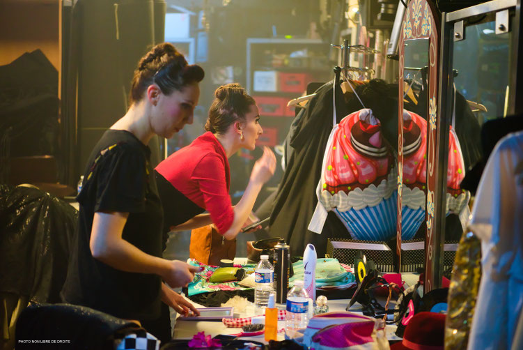 Raccord maquillage en coulisses, Memphis Show, Lille