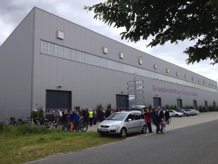 Zur besseren Orientierung seht ihr hier ein Foto vom Gründerzentrum Emstal, Feldkoppel 8, 49779 Niederlangen. Dort gibt es sieben Sektionen. In der Halle 7, also direkt am linken Tor findet ihr die Miniwelten Lathen. Wir sehen uns. 