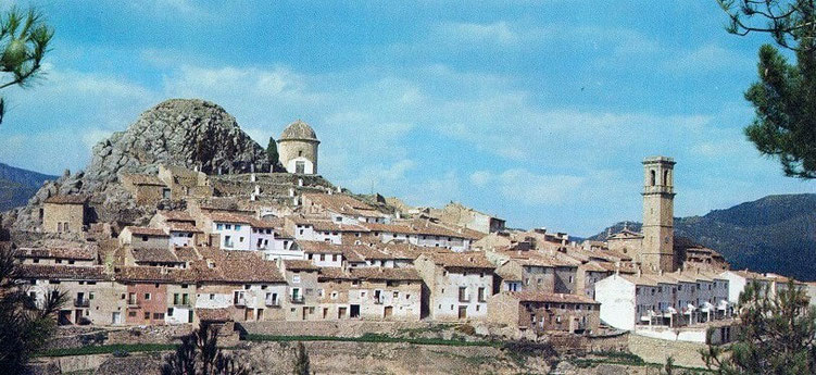 Ya en el límite con Aragón se encuentra Andilla que  atesora monumentos como el portal de la muralla del S.XIV, la ermita de Santa Margarita del S.XV, la iglesia de la Asunción Siglos XVI-XVII, donde destacan los lienzos de la escuela de Ribalta.