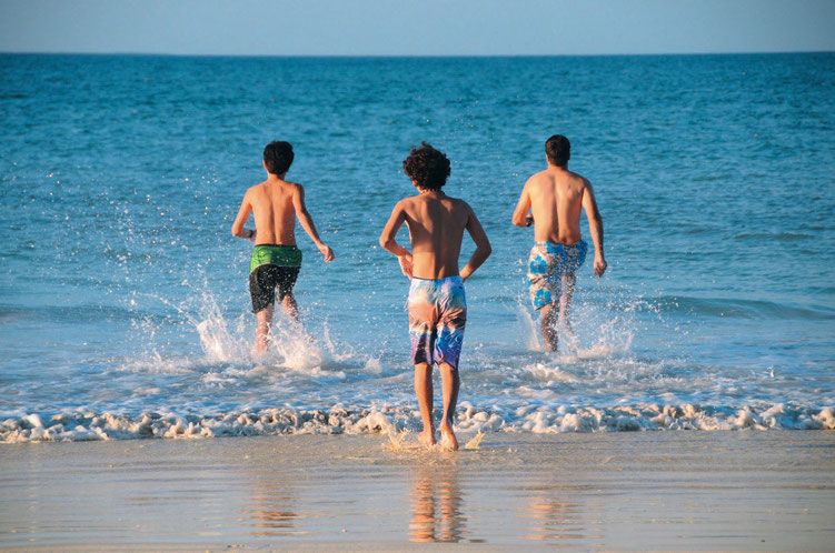 Gemeinsamer Spaß am Strand in Cahuitta - Costa Rica