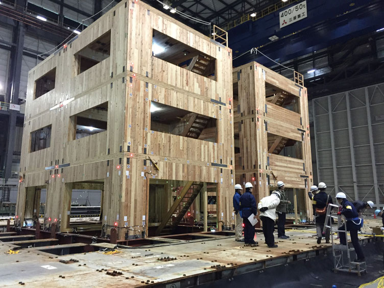 左が小板パネルを接合したE棟、右が大板から開口部をくりぬいたD棟