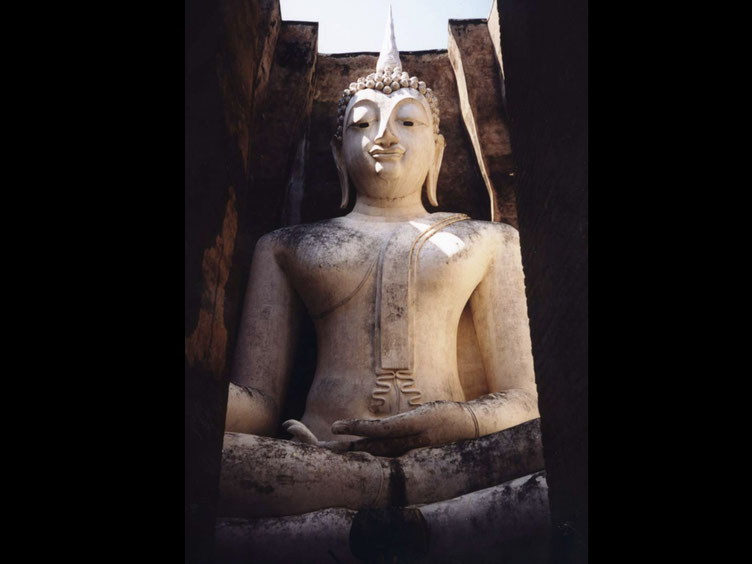 Buddha statue in Wat Si Chum in Sukhothai historical park