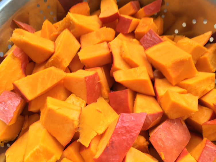 tief orange Kürbiswürfel
