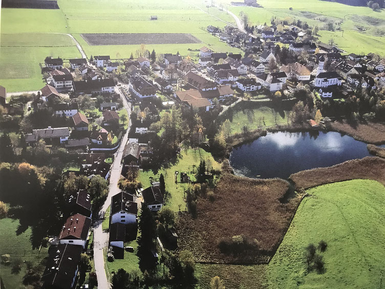 坂本が所属する総合型地域スポーツクラブTSVイッフェルドルフのある、イッフェルドルフ村の航空写真。ここは坂本が住む町ペンツベルク市の隣にある村であり、坂本は自転車で約２０分クラブまで通っている