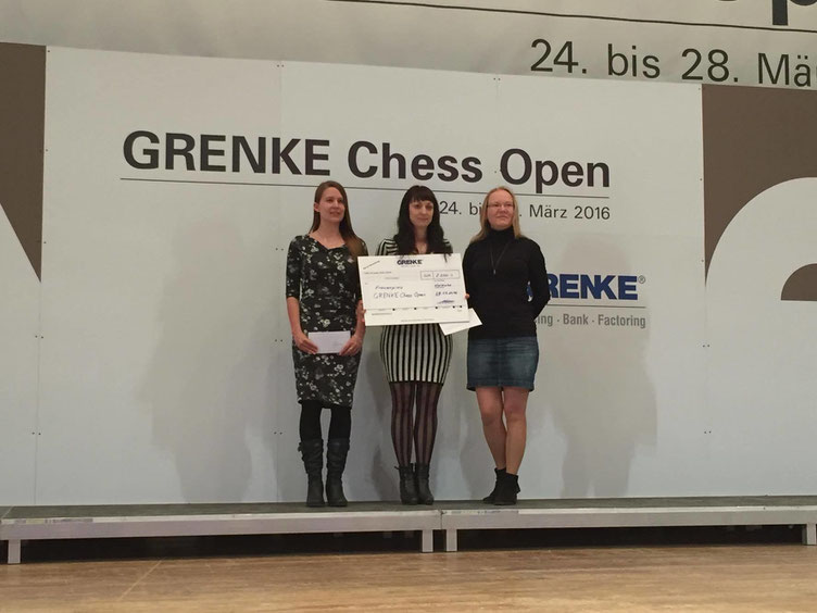 Die besten Frauen des GRENKE Chess A-Opens: Elisabeth Pähtz (mitte), Sarah Hoolt (links), Elena Levushkina (rechts)