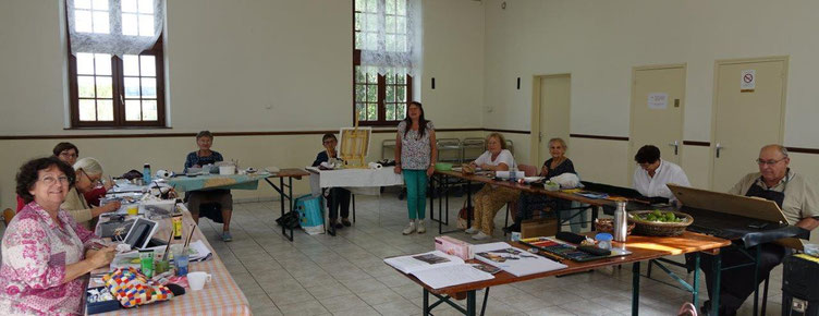 Jacqueline Gouby (debout) et les adhérents de l'atelier libre de peinture présents dans leur nouvelle salle ce lundi 7 août.