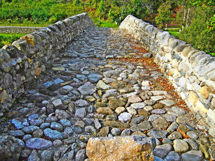 pont en pierre traditionnel à quelques kilometres du grand gite de groupe le Colombier