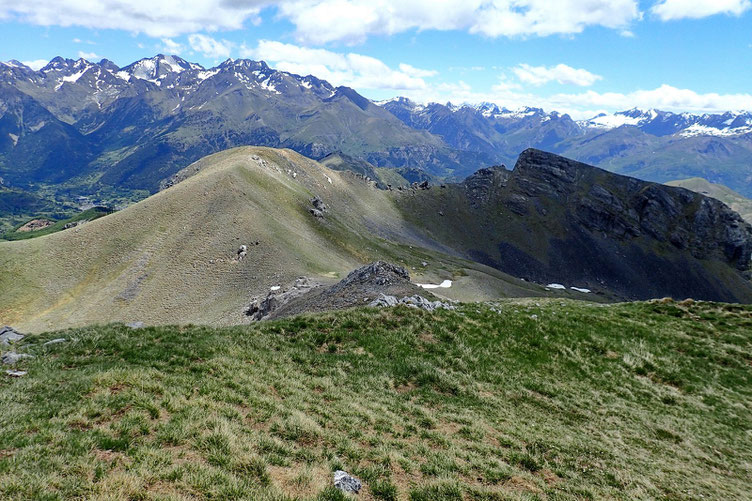 Petite descente vers le col sans nom (2209m).