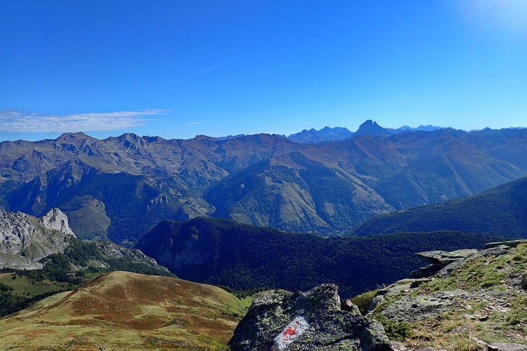 A l'Est, l'Ossau.