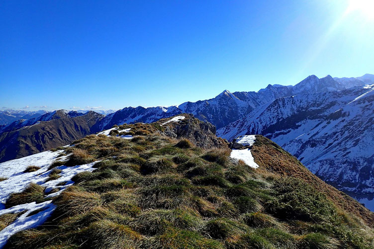 Le Cap des Hittes (2354m).