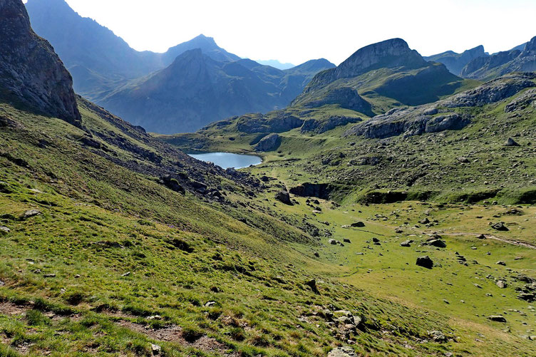 On se remet en route et on monte vers le Lac Bersau tout en admirant le lac qui nous a hébergé pour la nuit : le Lac Castérau.