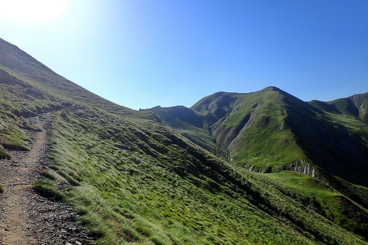 Vers le Col d'Astu, et où je peux voir à sa droite, la Punta Malacara.