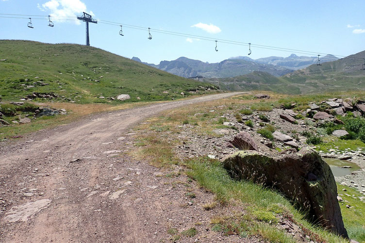 Descente par la piste en passant sous le télésiège en fonction.