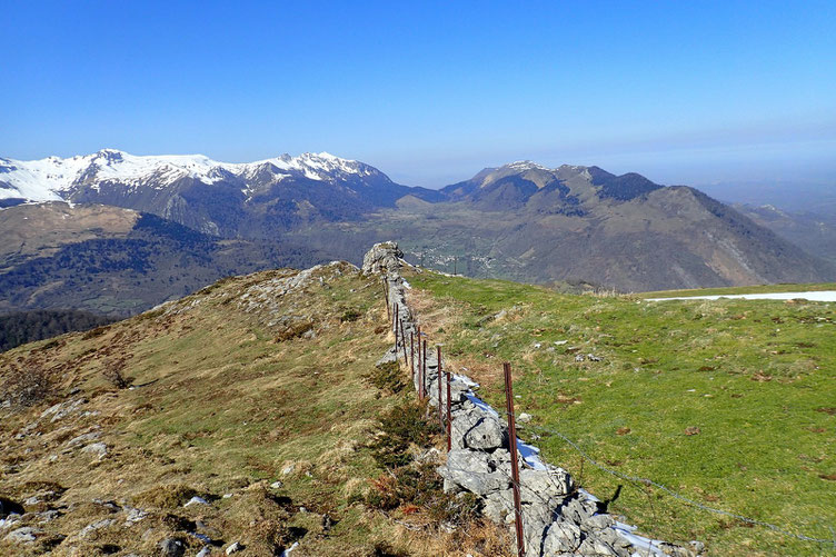 Derrière moi, le Plateau du Benou.