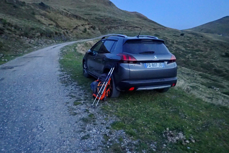 Parking le long d'une piste interminable....