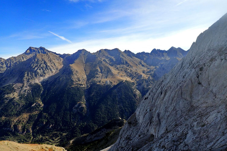 Derrière moi, le Pico de Musales fait tout récemment.