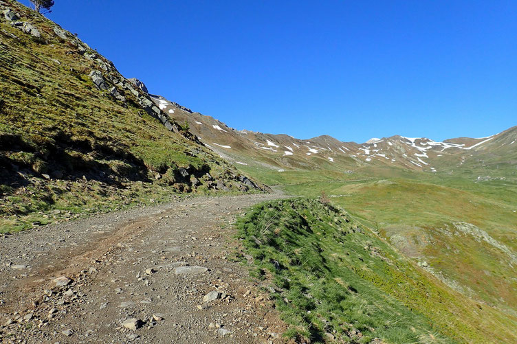 Direction plein Est vers le col d'Izas, tout au fond...