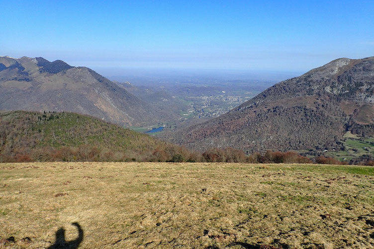 En bas, le Lac de Castet.