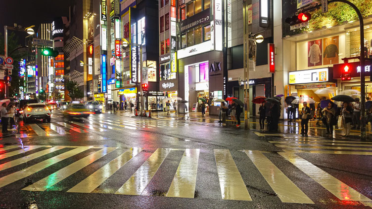 Quartier de Shinjuku sous la pluie, Tokyo