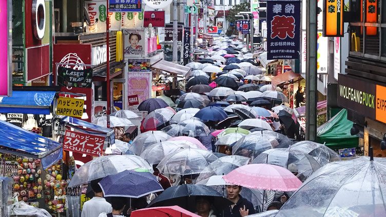 Foule de parapluies dans Takeshita-Dori, Harajuku, Tokyo