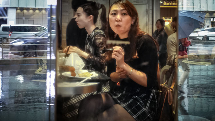 Japonaise au déjeuner, Tokyo, photo non libre de droits
