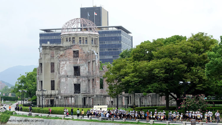 Enfants japonais au pied du dôme de la bombe A, Hiroshima
