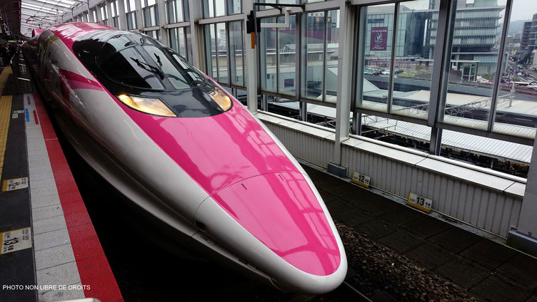 Shinkansen rose et blanc "Hello Kitty"