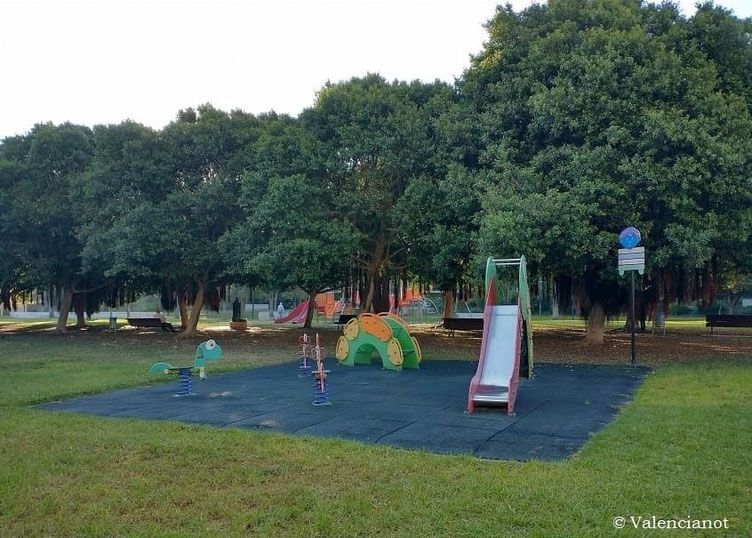  A lo largo del recorrido y en cualquier tramo de los jardines del Turia hay zonas de juego, son  pequeños parques infantiles.