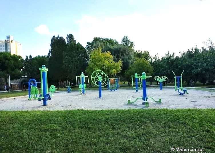 A lo largo del recorrido y en cualquier tramo de los jardines del Turia hay zonas de juego, son pequeños parques infantiles.