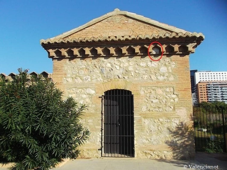 Antigua caseta de las compuertas de riego de la acequia del oro y la marca rodeada de un círculo es a donde llegó el agua en la riada de 1957 en Valencia.