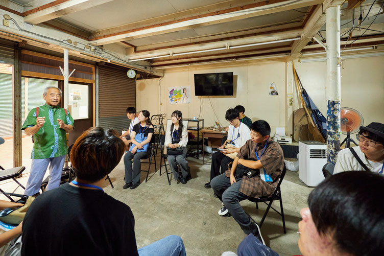 商店街を構成する建築物の歴史や特徴について「旧タケダ玩具店」を例に地域の方から教えていただいた。