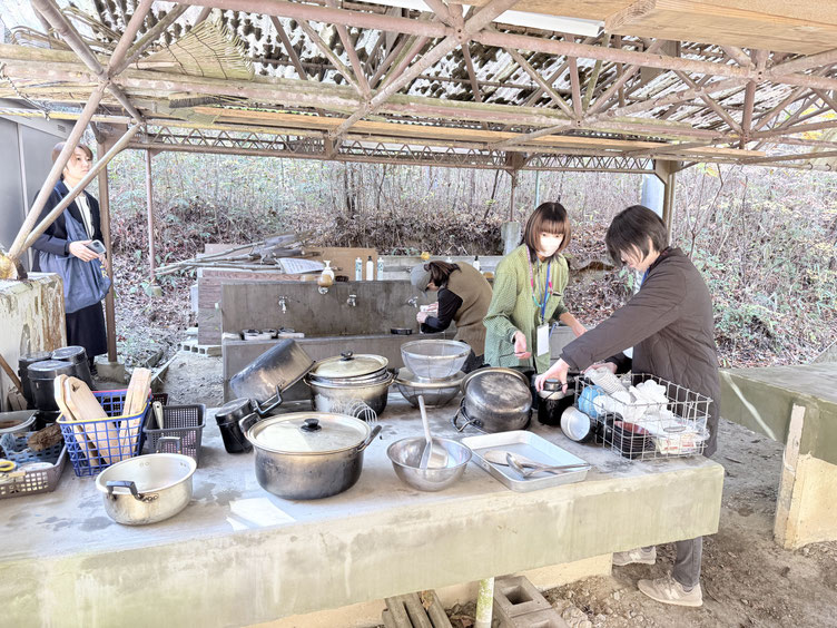 飯盒炊爨(はんごうすいさん)の様子。