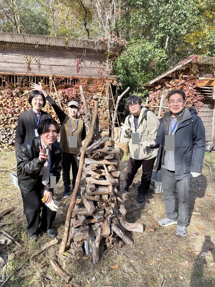 完成した薪タワーと参加メンバー。