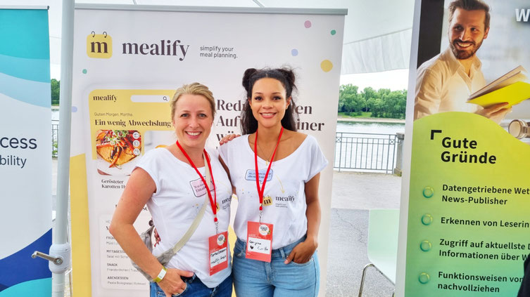 Mealify-Gründerin Martha und ich vor dem Mealify Roll-Up und zwei anderen Roll-Ups auf der Start-Up Messe in Bonn