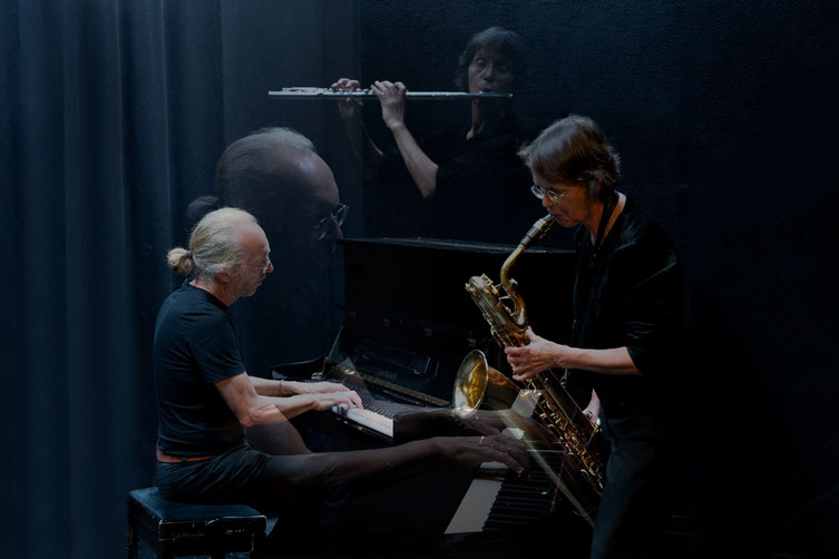 Die UKW-Band steht am Hamburger Hafen mit ihren Instrumenten.