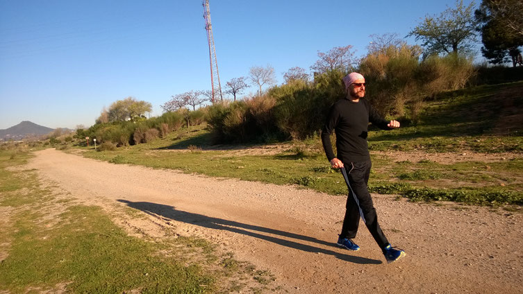 Gabe Abrahams, durante la caminata de 1.000 millas por el Área Metropolitana de Barcelona. 03/04-2017