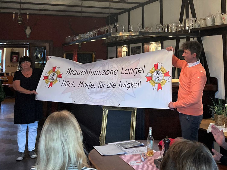 Anlässlich des "Sessionsabschlusses" und des Angrillens in der Gaststätte "Zur Alten Schmiede" stellt unser Zugleiter Daniel das Motto der Session 2022/2023 vor.