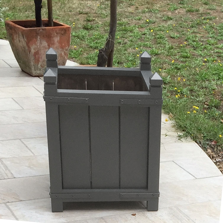 bac oranger bois peint en gris foncé