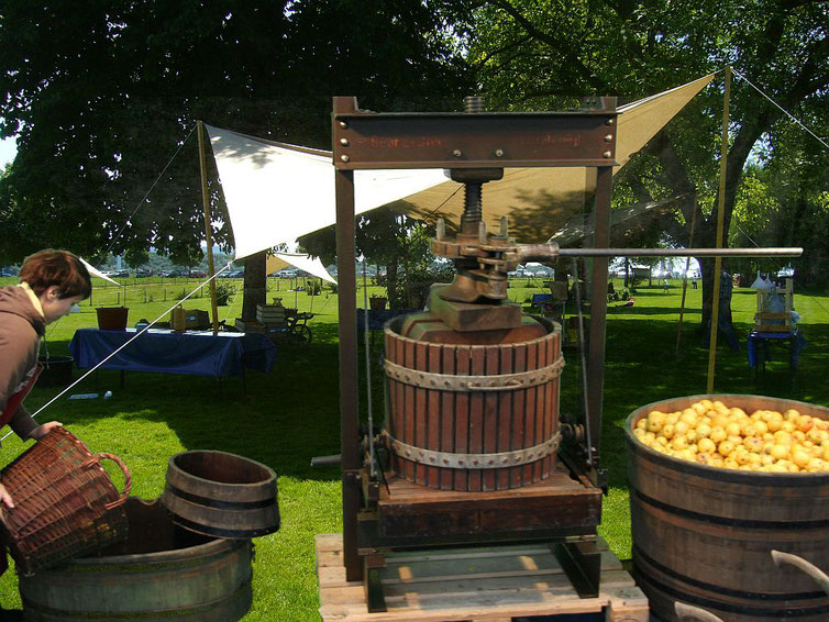 Die mobile historische Obstmosterei kommt auch auf Ihren Event