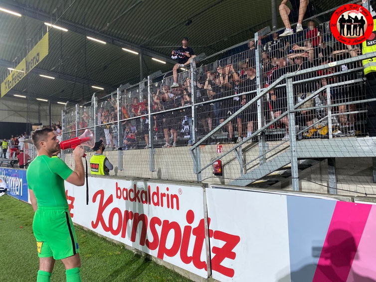 Andi Leitner sprach zu den vielen mitgereisten Fans in Pasching nach der Niederlage die den Abstieg besiegelte