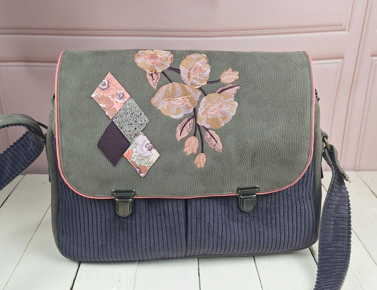 Besace femme bohème brodée fleurs – sac bandoulière cartable, pièce unique, faux cuir taupe, velours aubergine, tissu Liberty, sac artisanal