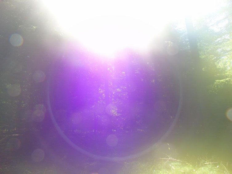 Portal in lila, tanzende Kugeln, Quelle: www.lichtwesenfotografie.com