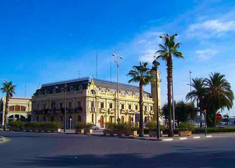 Estación Marítima o Estación de Viajeros del puerto de Valencia, con su torre del reloj, de clara inspiración francesa