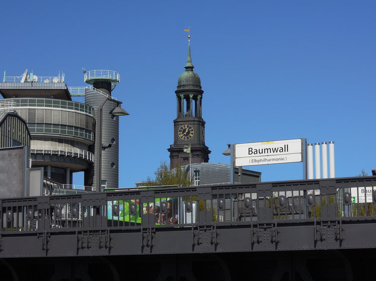 Einsam: U-Bahn-Station Baumwall und Michaeliskirche. Foto: C. Schumann, 2020