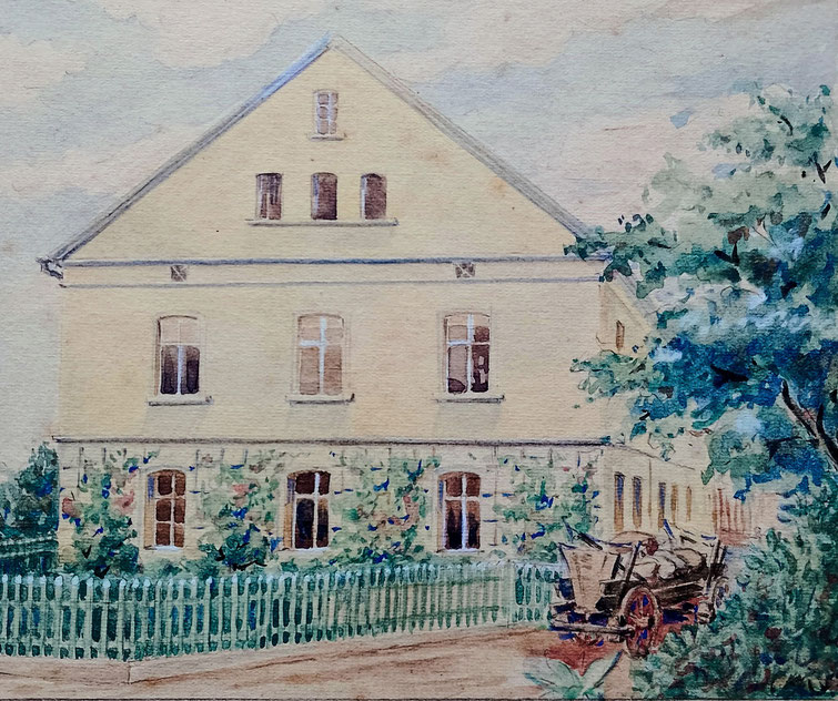 Ein dreigeschossiges Bauernhaus, hellgelb verputzt, mit weißem Lattenzaun. Davor ein Wagen, der von Pferden gezogen werden kann. Aquarell um 1930.