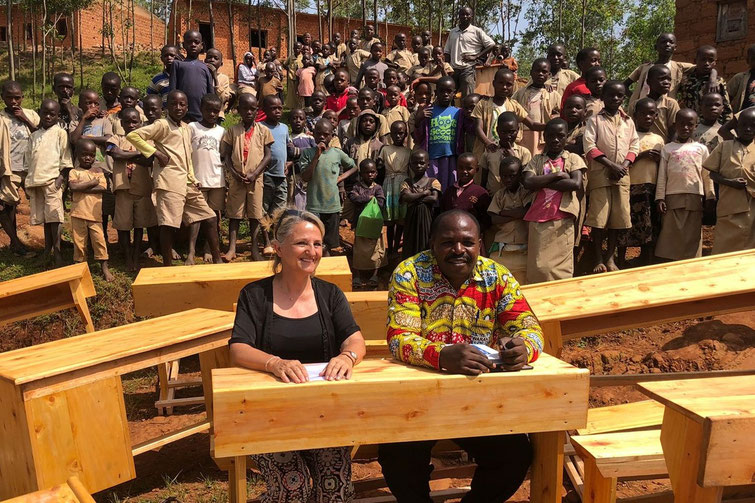 Co-Präsidentin Ruth Staub und Gemeindepräsident Ferdinand Simbananiye rüsten die Bergschule Buyengero mit neuen Schulmöbeln aus