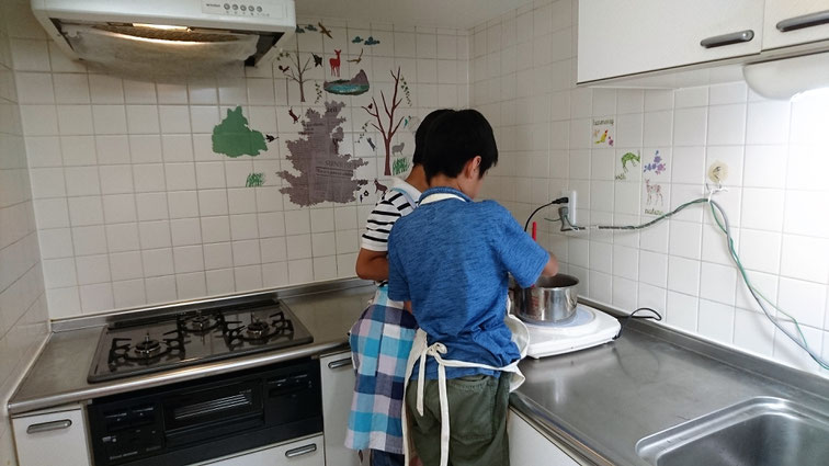 透明になるまで炒めるんだよ。順番に炒めようね!と相談しています。