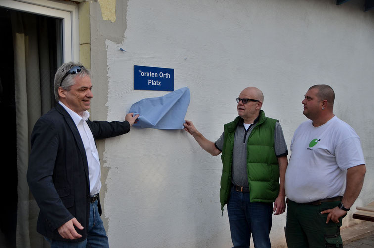 Unser Bürgermeister Thomas Leis und unser 1. Vorsitzender Walter Weiland enthüllen das Namensschild des Erbauers. Rechts Torsten Orth, der in vielen Stunden seiner Freizeit den neuen Platz vor unserem Clubheim gebaut hat. 