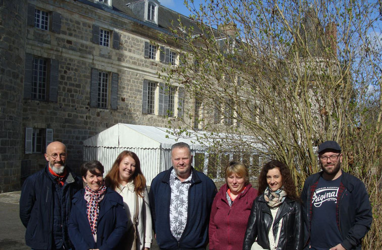 Éric Barthelemy (au centre) et son équipe au Château de Dormans.